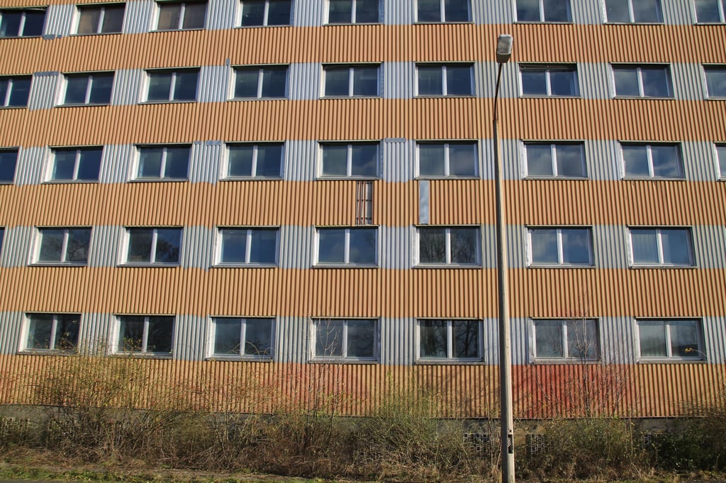 Der Bau mit der markanten Aluminium-Fassade steht am Rande der Neustadt am Girmitzer Damm.