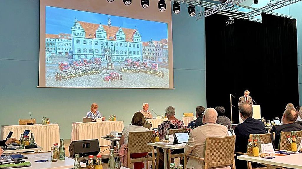 Mit einem Bild von der Wittenberger Feuerwehr untermalte Bürgermeister Seidig seine Ansprache an den Stadtrat.