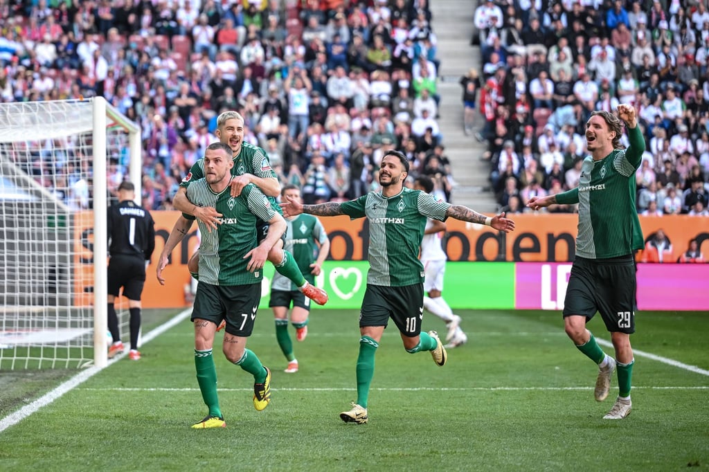 Bremens Romano Schmid, Bremens Leonardo Bittencourt und Bremens Nick Woltemade (l-r) jubeln nach dem 0:2.