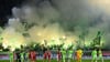 Auch die Wolfsburger Fans zünden Pyrotechnik.