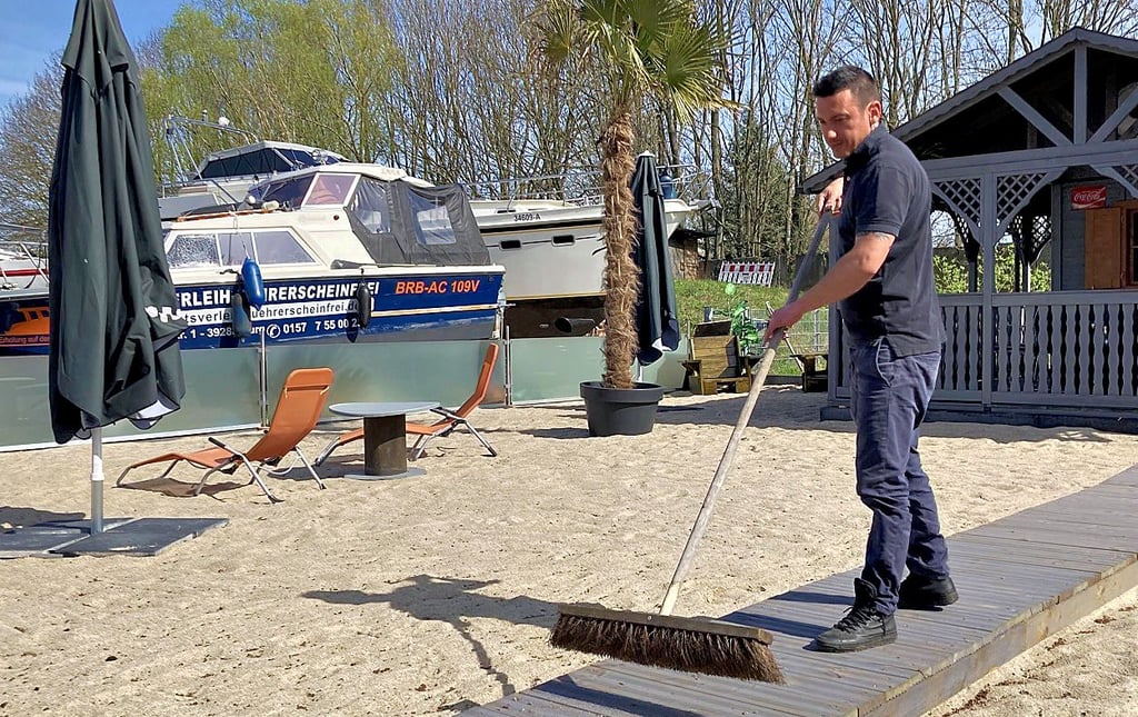 Die Vorbereitungen laufen auf Hochtouren: Benjamin Böhme richtet am Burger Hafen eine Freiluftbar ein. Die Premiere ist am 4. Mai 2024, der reguläre Betrieb soll ab dem 10. Mai 2024 anlaufen.