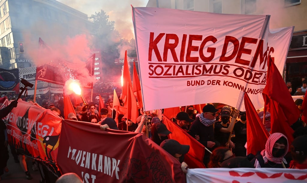 Teilnehmer der "Revolutionären 1. Mai-Demonstration" zünden Pyrotechnik.