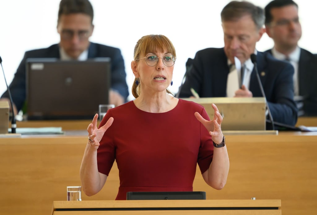 Katja Meier (Bündnis90/Die Grünen), Justizministerin von Sachsen, spricht im Landtag.