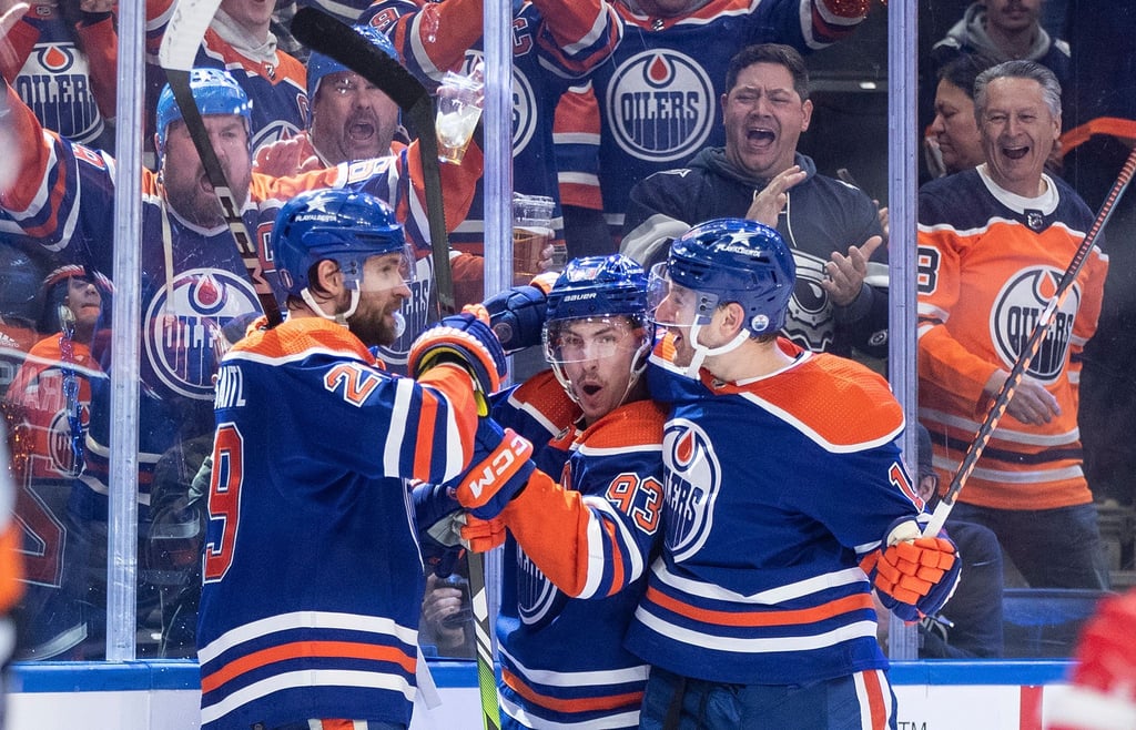 Leon Draisaitl (l) erzielte zwei Treffer für die Edmonton Oilers.