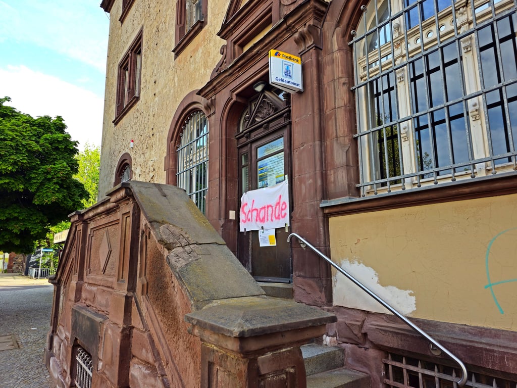 Wie groß die Wut über das Vorgehen der Postbank bei den Zerbstern ist, zeigt ein Transparent, das seit einigen Tagen an der Eingangstür den Unmut zum Ausdruck bringt. „Schande“, steht in roten Buchstaben auf dem Transparent geschrieben.