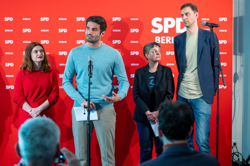 Jana Bertels (l-r), Kian Niroomand, Nicola Böcker-Giannini und Martin Hikel bei einer Pressekonferenz.