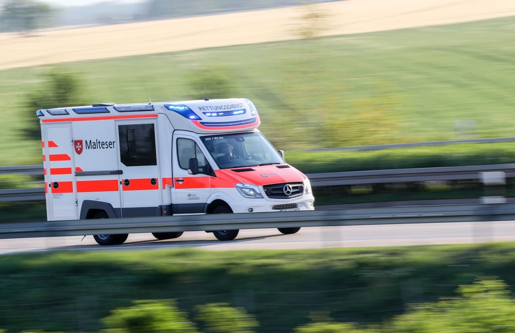 Ein Rettungswagen der Malteser fährt mit Blaulicht.