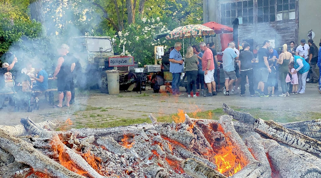 In Mark Zwuschen lud der MTS-Verein auf seinen Vereinshof zum Maifeuer. Das hatte aufgrund seiner Größe zunächst für ordentlich Hitze gesorgt, so dass die Gäste mit ihren Tischen und Bänken nicht allzu nahe heran rückten. Zumal die Frühlingssonne selbst nicht mit Wärme sparte.
