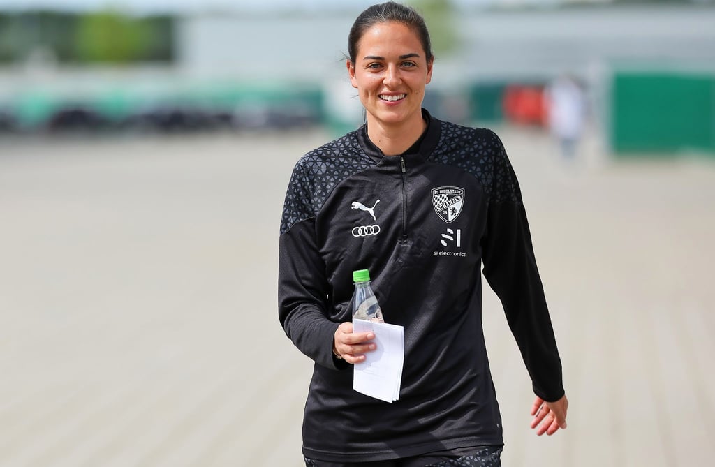 Sabrina Wittmann kommt zu ihrem ersten Training als Ingolstadts Cheftrainerin.