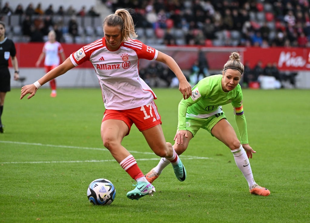 Klara Bühl (l) will mit dem FC Bayern die Meisterschaft perfekt machen.