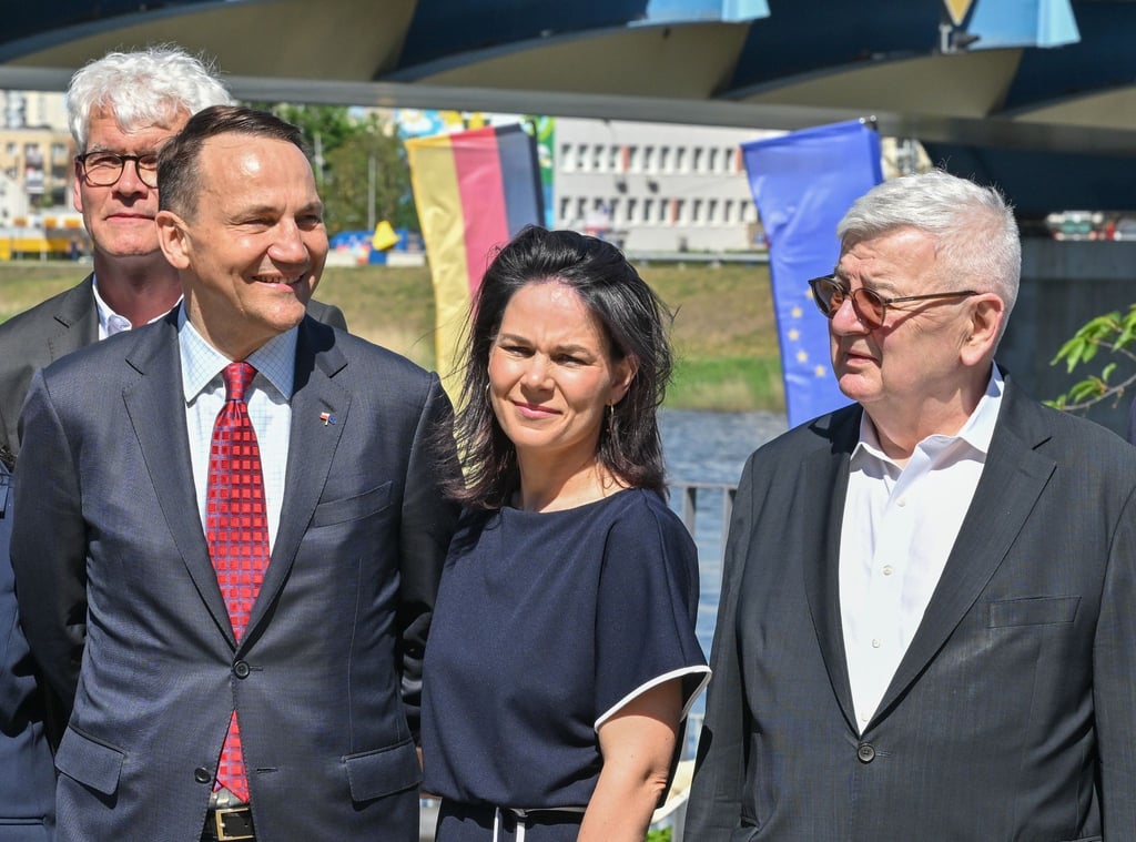 Polens Außenminister Radoslaw Sikorski (l-r), Bundesaußenministerin Annalena Baerbock und Joschka Fischer.