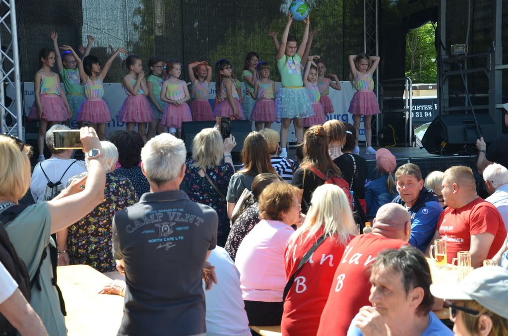 Das Bühnenprogramm gestalteten Vereine und Kulturgruppen der Region, wie hier die Egelner Dancefactory oder das Jugendblasorchester Staßfurt.