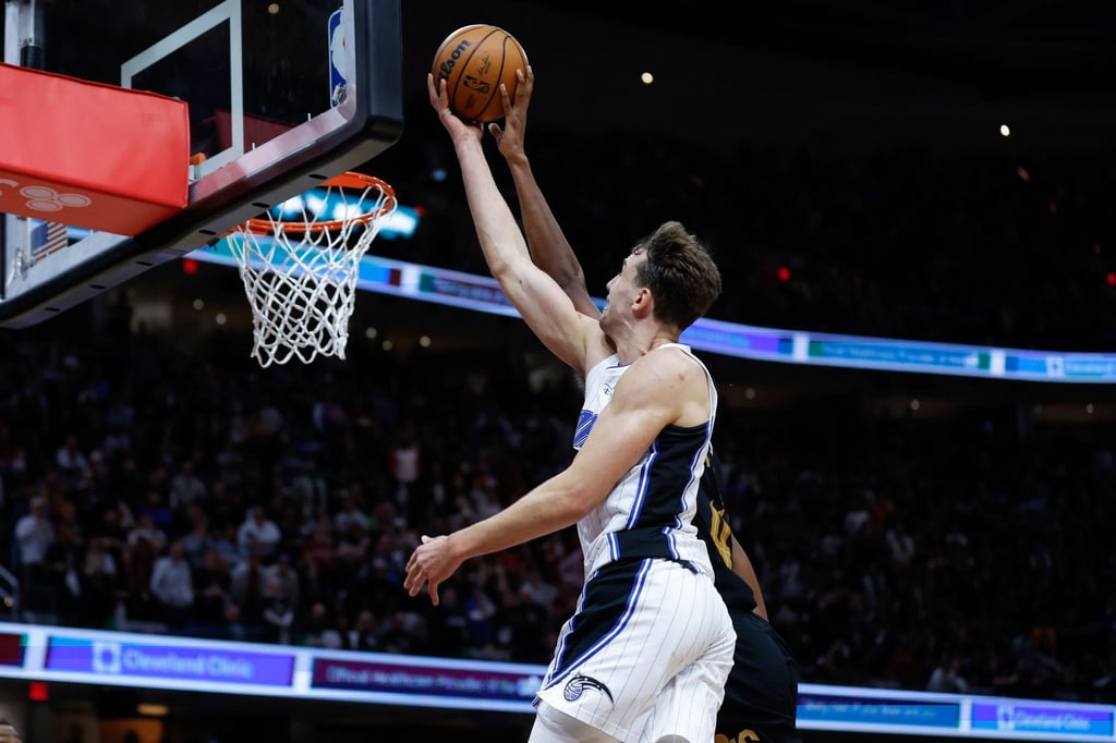 Orlandos Franz Wagner wird von Clevelands Evan Mobley geblockt.