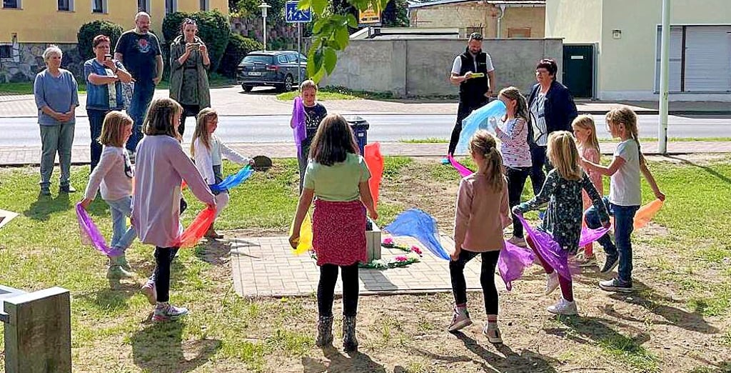 Die Hortkinder präsentieren stolz ihr extra einstudiertes Programm vor dem neuen Wasserspender.