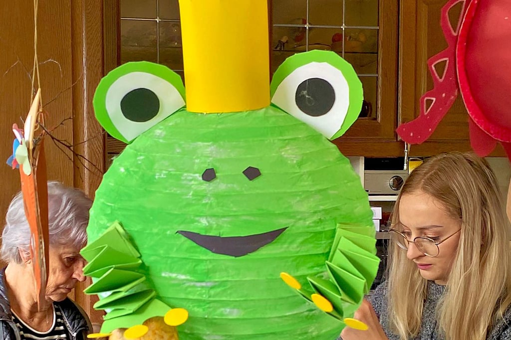 Der Froschkönig, im Hintergrund Christel Loose (l.) und Luise Neddermeyer
