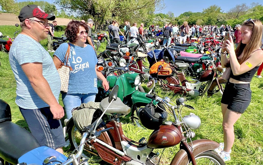 Danny und Sandra Kreiser aus Nienburg lassen beim Ost-Krad-Treffen in Strenznaundorf ein Erinnerungsfoto von Tochter Fabienne Tarja machen.