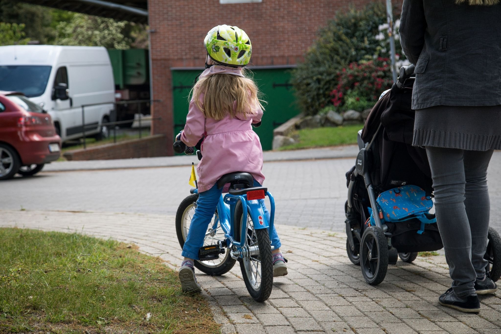 Tipps FüR Eltern: Straßenverkehr: Fußweg oder Straße, wo Kinder mit Eltern fahren dürfen