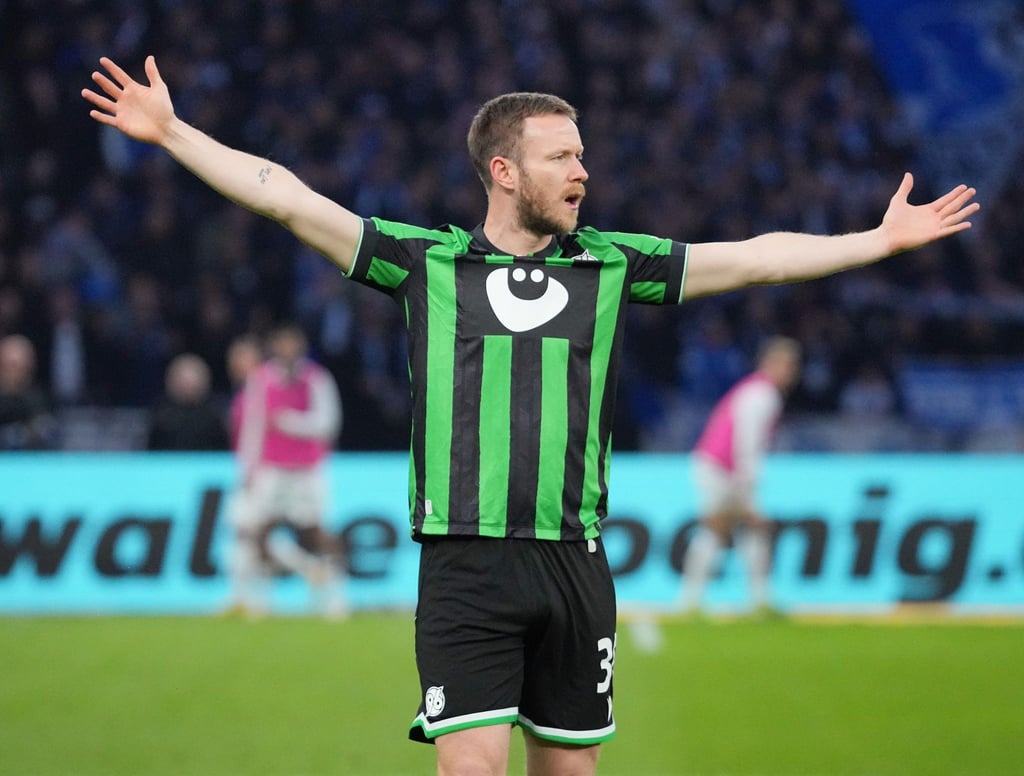 Cedric Teuchert von Hannover breitet die Arme aus.