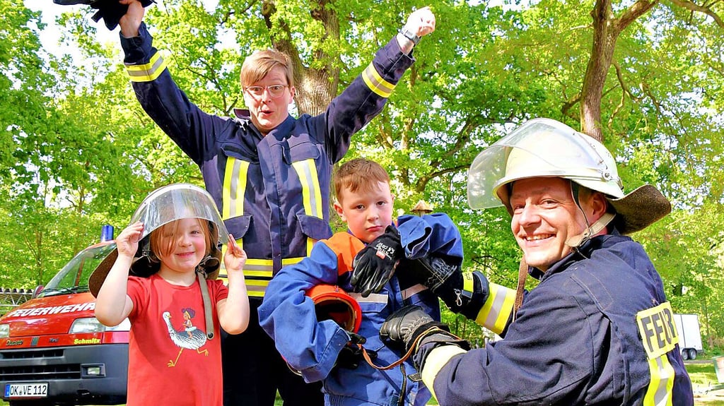 Familie May ist mit Mutter Jana und Vater Daniel, der vierjährigen Tochter Jette und dem sechsjährigen Sohn Arne ein eingespieltes Team. Die Velsdorfer Familie hilft sich gegenseitig beim Anziehen der Feuerwehranzüge. Bei dem Wettbewerb geht es um die akkurate Kleiderordnung und um die beste Zeit.