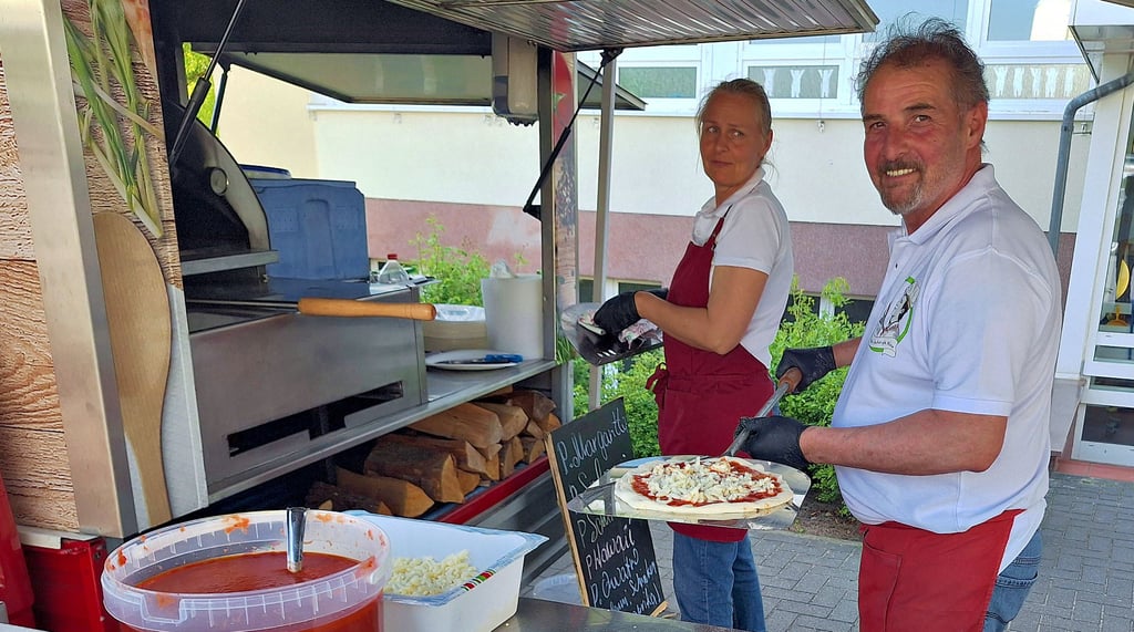 Der Oebisfelder Pizzabäcker Antonio Cianichino hatte mit seiner Frau Tatjana Dolinsky die mobile Pizzabäckerei vor der Klötzer Allende-Sekundarschule aufgebaut. Fünf verschiedenden Sorten wurden den Blutspendern nach dem Aderlass vor Ort zum Verzehr angeboten.