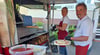 Der Oebisfelder Pizzabäcker Antonio Cianichino hatte mit seiner Frau Tatjana Dolinsky die mobile Pizzabäckerei vor der Klötzer Allende-Sekundarschule aufgebaut. Fünf verschiedenden Sorten wurden den Blutspendern nach dem Aderlass vor Ort zum Verzehr angeboten. 