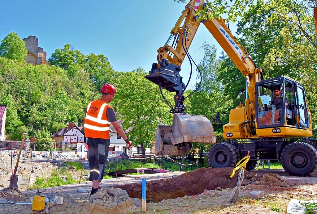Ralf Esche (l.) und Nicki Link vom Kampfmittelbeseitigungsdienst sind dabei, auf der Brückenbaustelle in Walbeck ein 3,50 Meter tiefes Loch auszuheben. In der Erde am Brauhof wird eine 50-Kilo-Bombe vermutet.