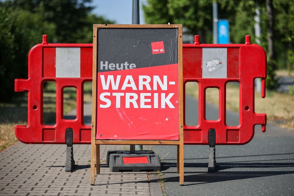 Ein Aufsteller von Verdi vor einem Amazon-Verteilzentrum weist auf einen Warnstreik hin.