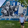 Das Graffito anlässlich des 50-jährigen Jubiläums des  Europapokalsieges des 1. FC Magdeburg ist beschmiert worden. Klaus-Peter Krebs ist verärgert. 