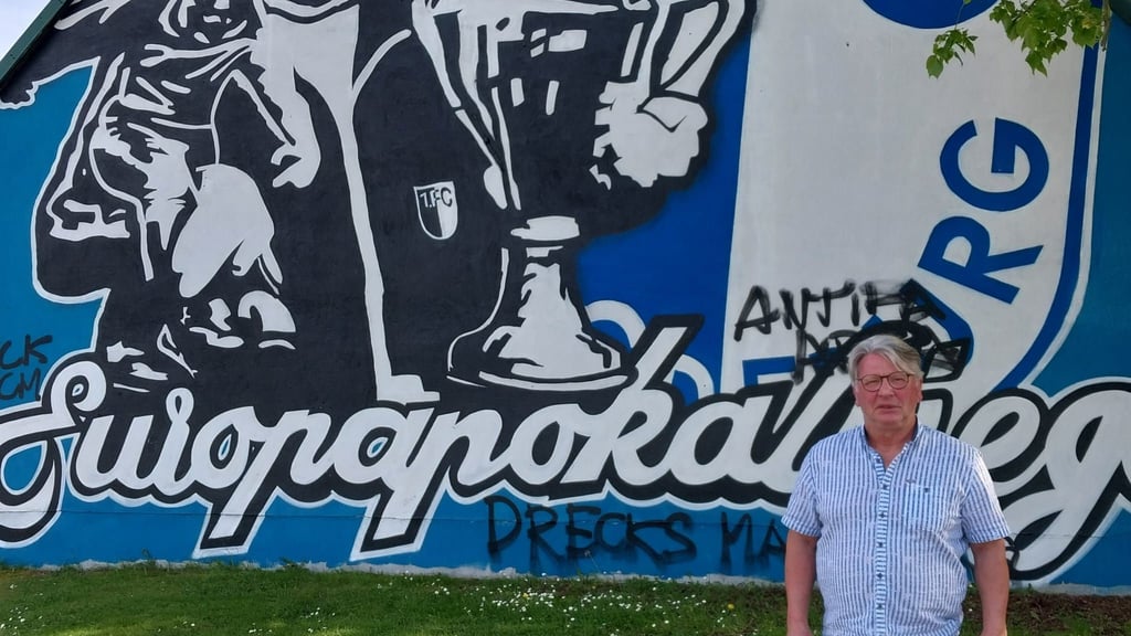 Das Graffito anlässlich des 50-jährigen Jubiläums des Europapokalsieges des 1. FC Magdeburg ist beschmiert worden. Klaus-Peter Krebs ist verärgert.