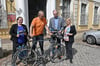 Anne Höppner, Frank Brune, Andreas Dittmann und Annika Kinnemann (v.l.) werfen einen Blick un den Flyer zum Elberadeltag.