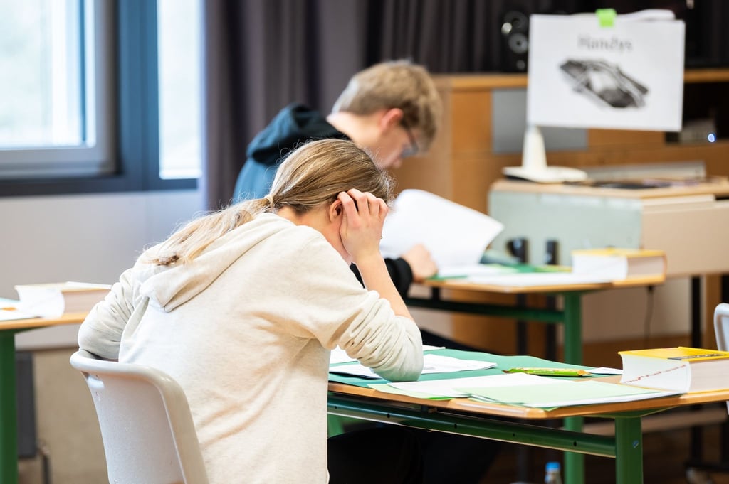 Schüler bei einer Prüfung.