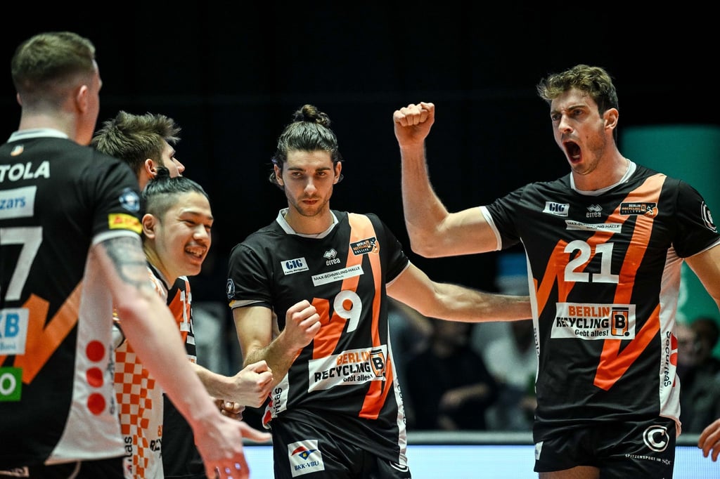 Berlins Marek Sotola, Berlins Satoshi Tsuiki, Berlins Timothée Carle und Berlins Tobias Krick (l-r) jubeln.