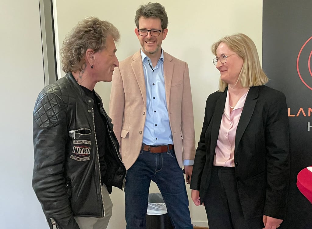 Peter Maffay im Planetarium Halle: Der Rockmusiker ist einer der "Väter" von Tabaluga. Im Mai wird es eine spezielle Musikshow im Planetarium Halle geben. Die Pläne dafür stellten auch die Beigeordnete für Kultur und Sport, Dr. Judith Marquardt, und der Leiter des städtischen Planetariums, Dirk Schlesier (Mitte), vor.