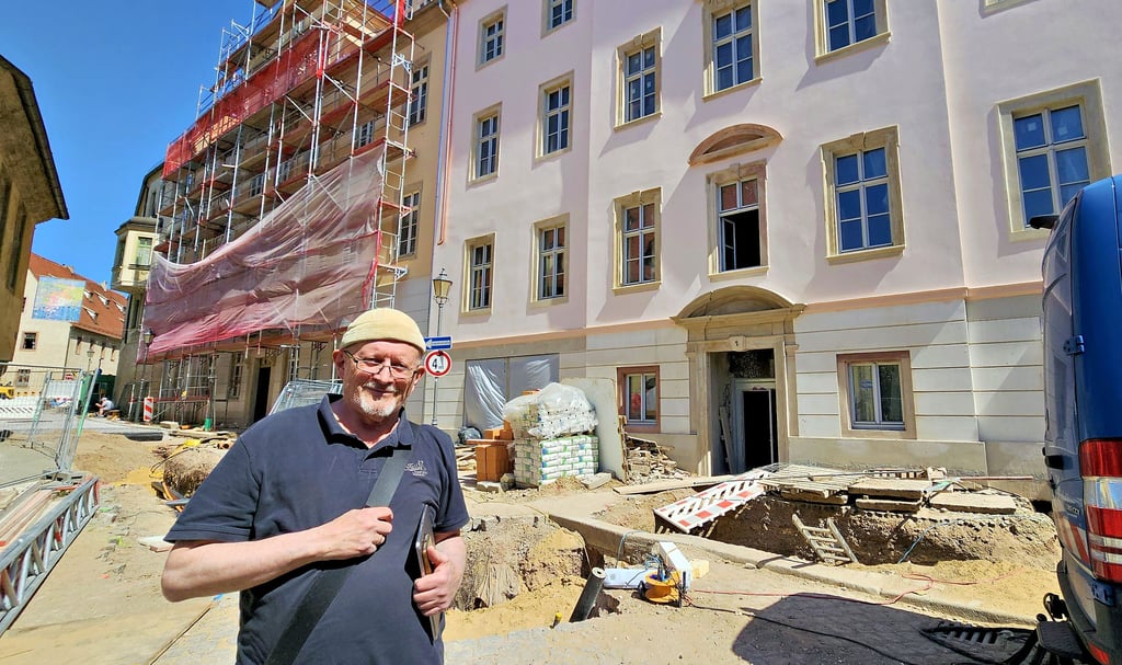 Architekt Burkhard Mertens vor den Häusern Domstraße 1 und 3