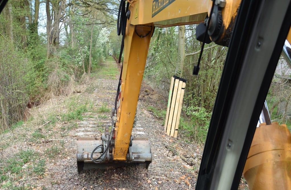 Blick aus dem Bagger, der auf dem künftigen Radweg zwischen Kalbe und Bismark im Einsatz ist. Der Weg soll auf der ehemaligen Bahnlinie gebaut werden.