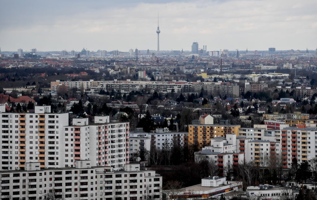 Die Hochhäuser der Gropiusstadt im Süden von Berlin. Die zwischen 1962 bis 1975 errichtete Großwohnsiedlung gilt als sozialer Brennpunkt.