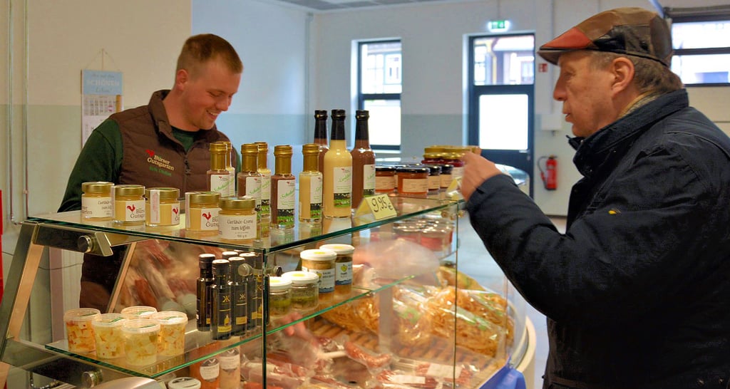 Erik Diefert bietet am Stand vom Bürser Gutsgarten Arneburg auf dem Bauernmarkt in Stendal nicht nur Eier an, sondern auch Produkte daraus wie Nudeln und Eierlikör. Rainer Jockel gehört zu den Stammkunden.