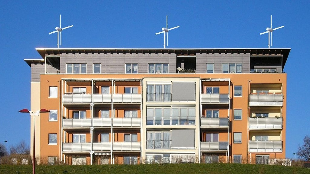 In der Fotomontage wurden drei kleine Windräder auf ein Mehrfamilienhaus gesetzt. Diese könnten direkt Strom für die Mieter produzieren.