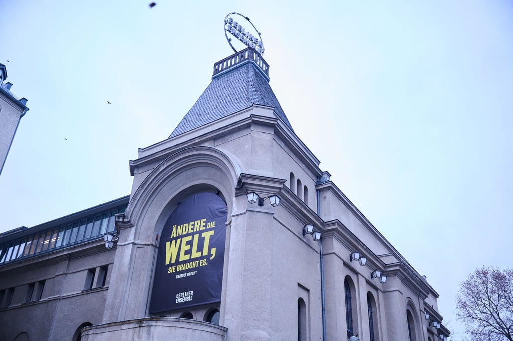 Bertolt Brecht“ steht auf einem Plakat auf dem Berliner Ensemble.