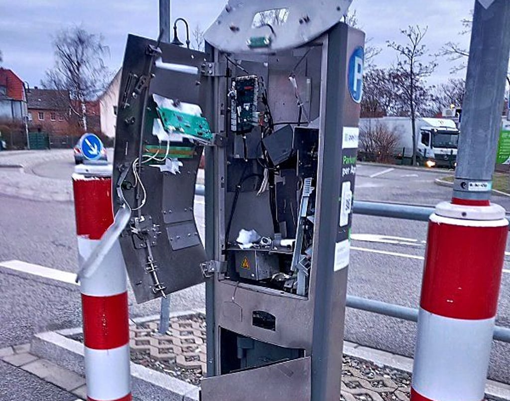 Unbekannte Täter haben im Februar einen Parkscheinautomaten in Wernigerode gesprengt.