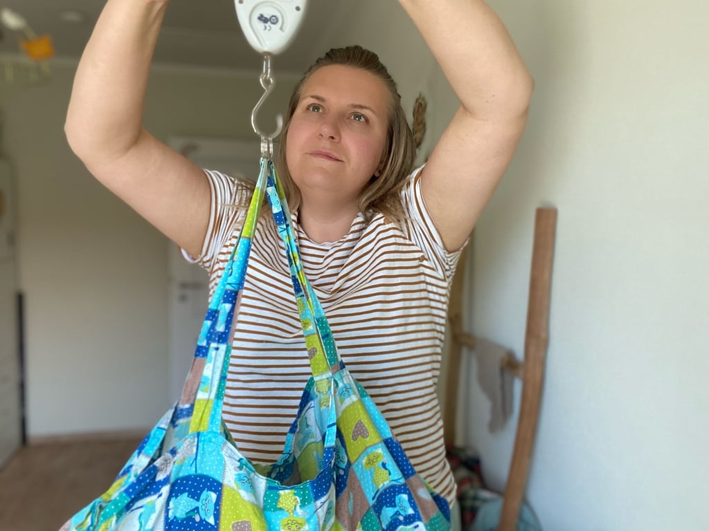 Hebamme Juliane Bennemann wiegt einen Säugling.