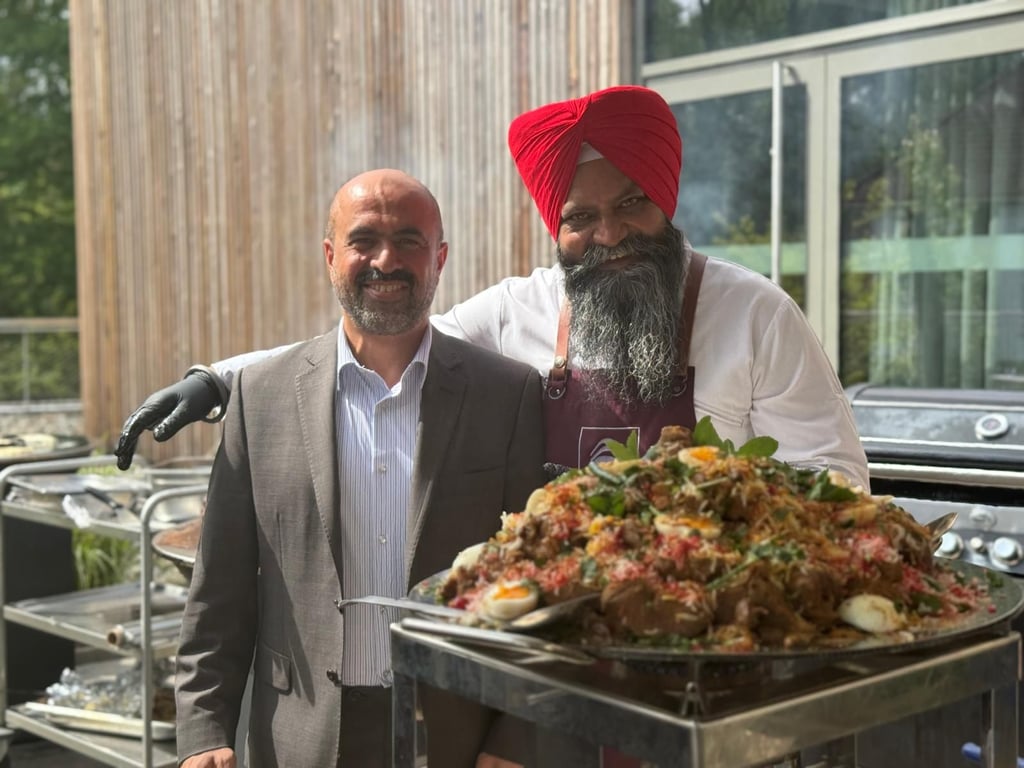 Gastronom Bhupinder Singh (rechts) vom Magdeburger Hotel und Restaurant "Das Elb" mit Salem Abdullah bin Barrak Al Dhaheri, amtierender Generaldirektor der Zivilschutzbehörde von Abu Dhabi.