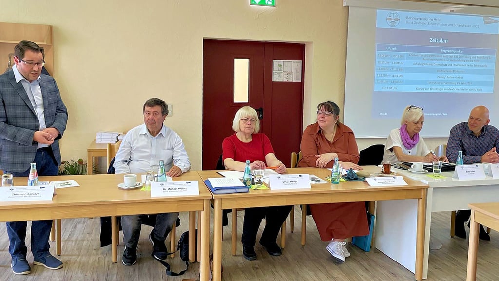 Christoph Schulze (Bürgermeister von Bad Dürrenberg, CDU, v.l.), Michael Wobst (stellv. Landesvorsitzender im Bund Deutscher Schiedsmänner und Schiedsfrauen), Ursula Hampf (Geschäftsführerin der Bezirksvereinigung Halle), Annett Neubauer (Schatzmeister), Petra Urban (Vorsitzende) und Matthias Bönicke (stellv. Vorsitzender).