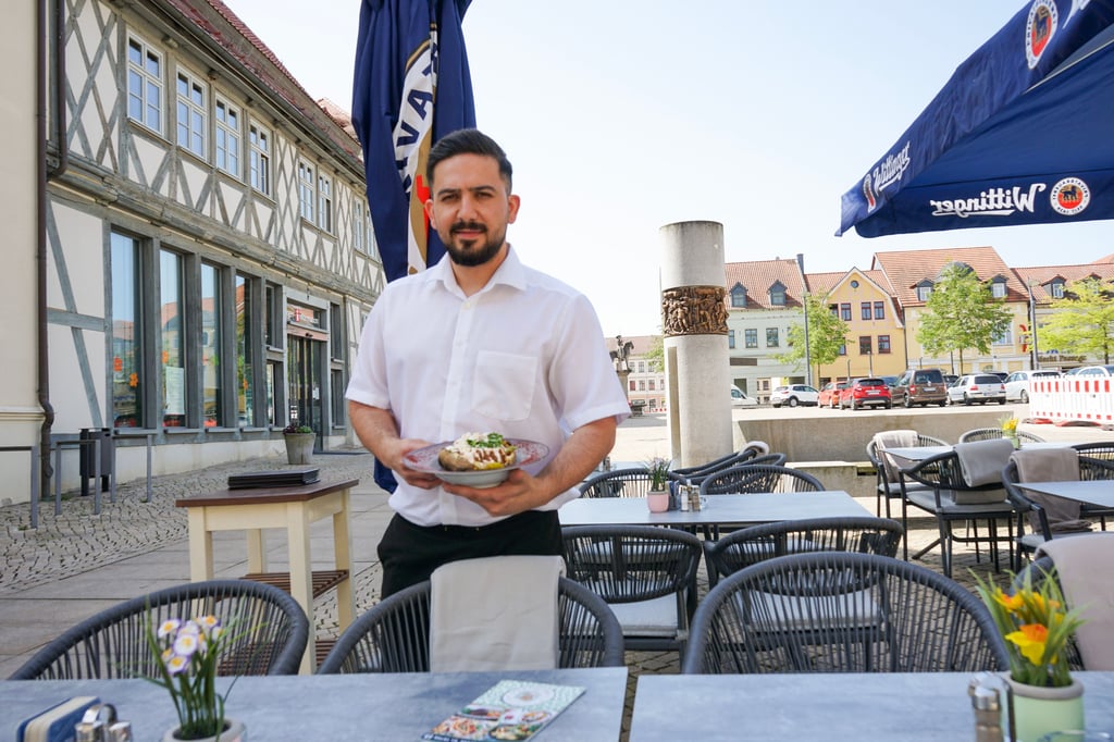 Mohammed Toson, einer der zwei Betreiber des Restaurants „Le Épicure“ am Markt in Haldensleben. Kumpir zum Selbstzusammenstellen ist eine der Spezialitäten des Restaurants.
