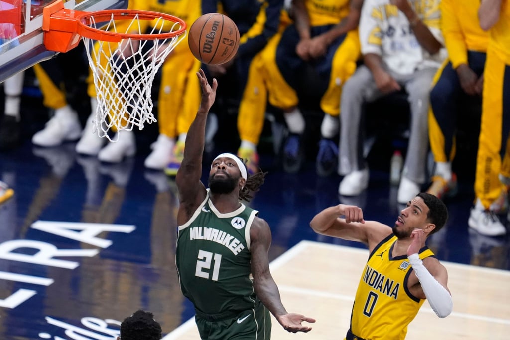 Patrick Beverley (l) von den Milwaukee Bucks verlor in der Partie gegen die Indiana Pacers die Nerven.