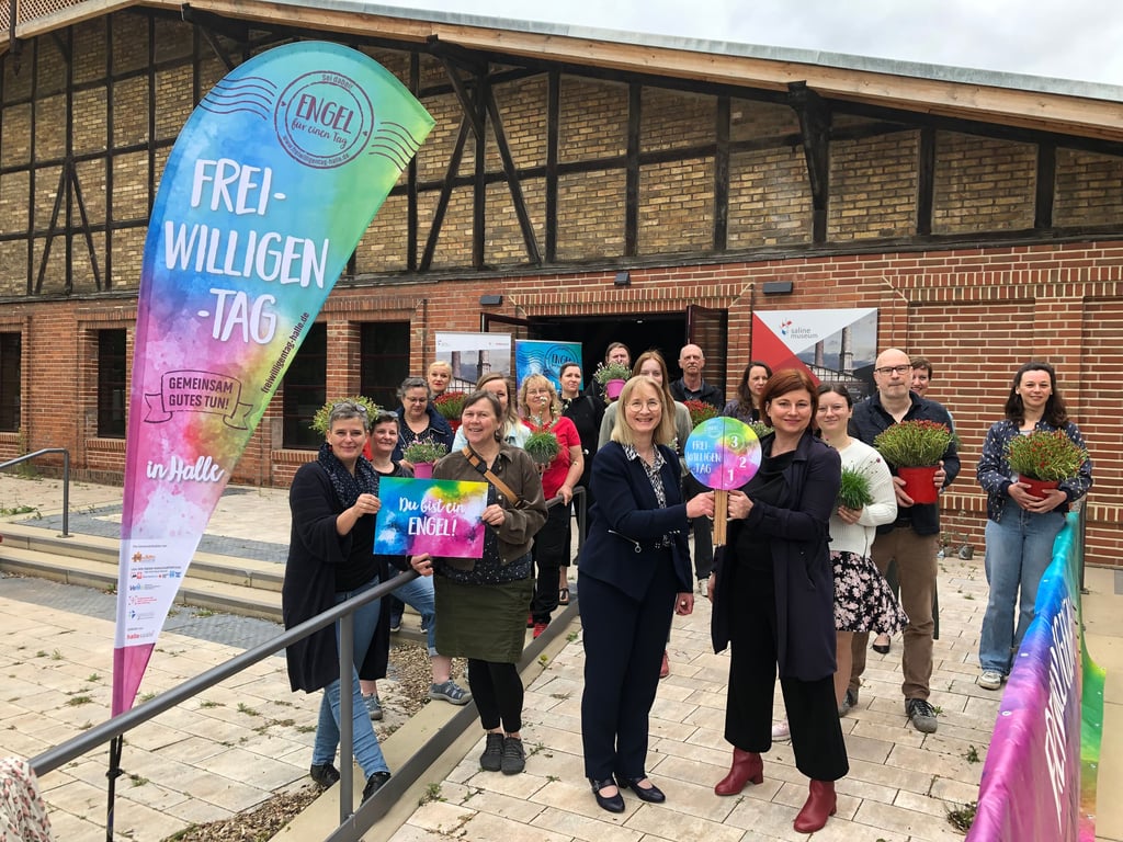 Kulturdezernentin Judith Marquadt und Christine Sattler von der Freiwilligenagentur haben die Startklappe zum 20. Freiwilligentag an der Saline betätigt.