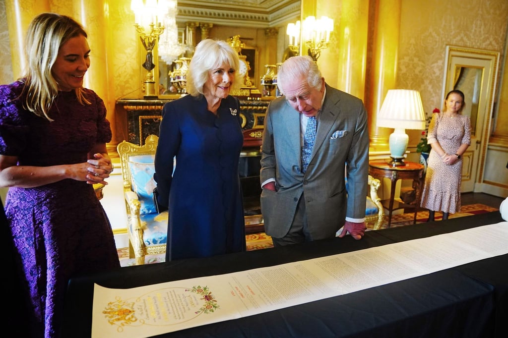 21 Meter lang und rund 11.600 handgeschriebene Wörter: Fast genau ein Jahr nach ihrer Krönung haben König Charles III. und seine Frau Königin Camilla das offizielle Protokoll der Zeremonie erhalten.