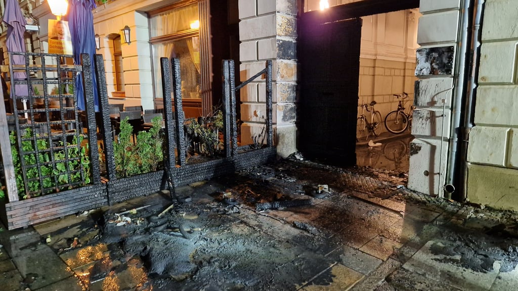 Nächtlicher Löscheinsatz der Feuerwehr in der Sternstraße in Halle: Von den Mülltonnen blieb nichts mehr übrig.