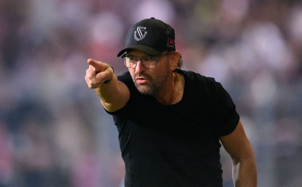 Cottbus' Trainer Claus-Dieter "Pele" Wollitz gestikuliert. Am Samstag spielt Wollitz' Team beim BFC Dynamo.
