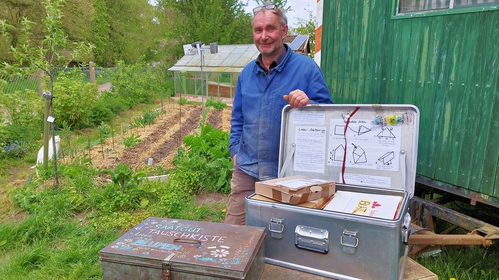 Jens Burchardt aus Jameln mit Saatgutkisten für Gemüsepflanzen und Blumen.